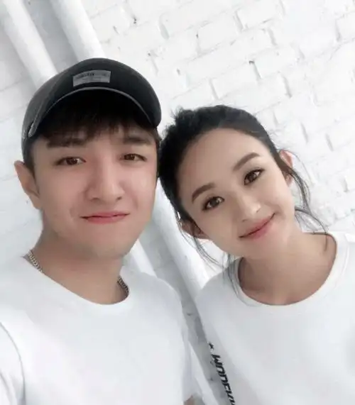 赵丽颖偷拍老公冯绍峰坐在沙发上玩手机又撒了一把狗粮甜蜜示爱