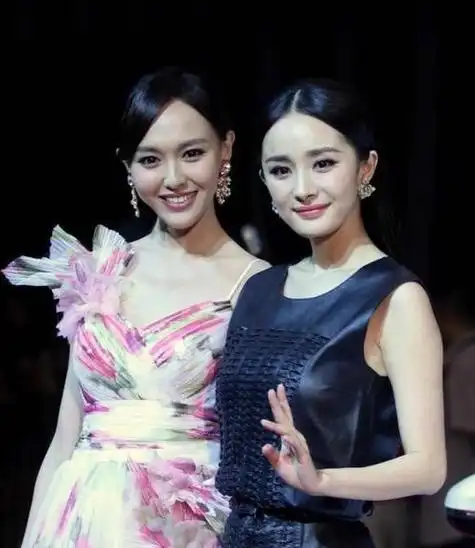 去年同台,佟丽娅,angelababy,刘亦菲,杨幂手牵手走秀.