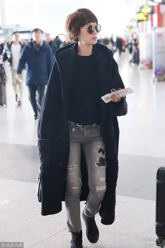 马伊琍低调亮相机场 外套重复穿朴素又率性