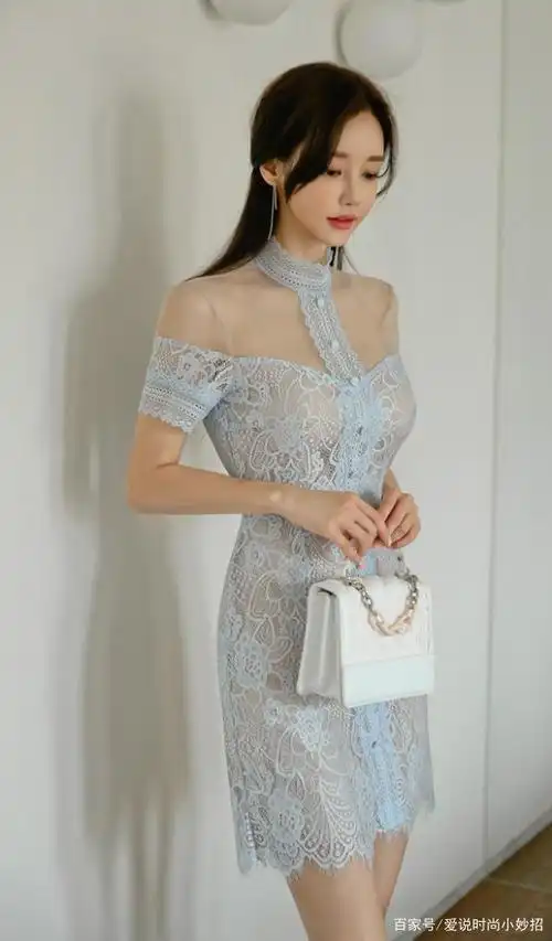 孙允珠气质型蓝色薄纱蕾丝裙,紧身包臀显凹凸曲线,出街自信满满