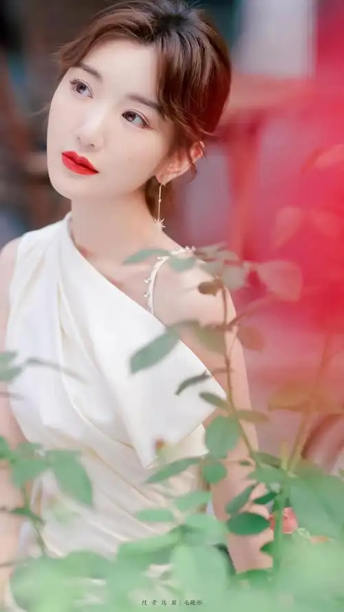 毛晓彤身穿纯白斜肩连衣裙独特设计的剪裁勾勒优越的身材曲线
