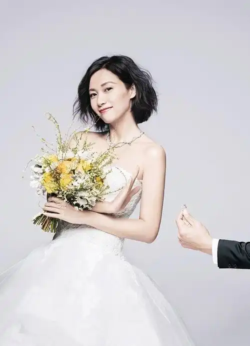 徐静蕾穿抹胸婚纱拍写真 获赠钻戒欲拒还迎