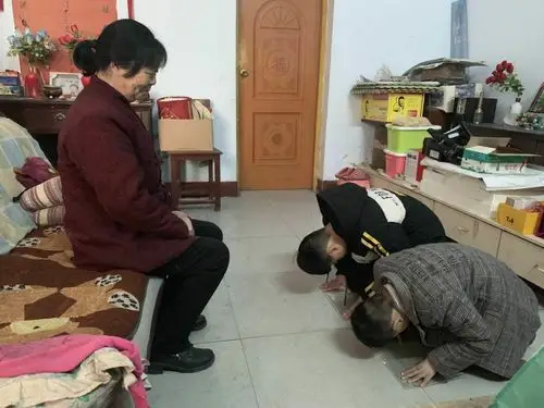 汝州市有道实验学校七二班2019年春节叩拜长辈活动