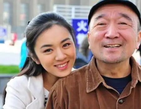 李保田全家照,与妻子恩爱低调几十年,子孙满堂享受天伦之乐