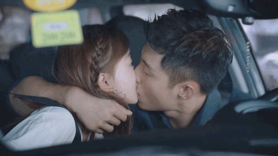 来看黄景瑜和吴谨言亲嘴儿