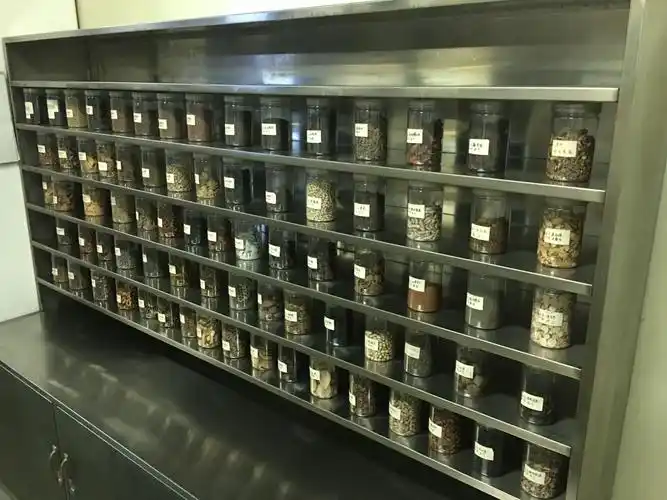 库房药柜里,整齐地摆满了成品中药