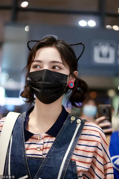 组图许佳琪可爱亮相机场扎双啾啾戴猫耳