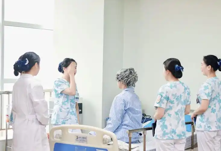 【头条号】规范护理查房,提升护理内涵—南华附二医院开展床旁护理查