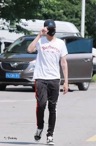 2018吴亦凡上海飞北京_高清图片大全-爱豆app