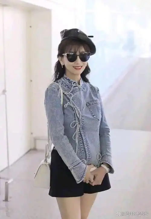 赵雅芝机场出发照曝光,时尚穿搭展现年轻气质