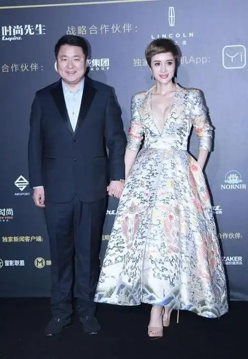 金巧巧和老公旧照挺耐看,穿v领国风裙好贵气,看得出挺会保养