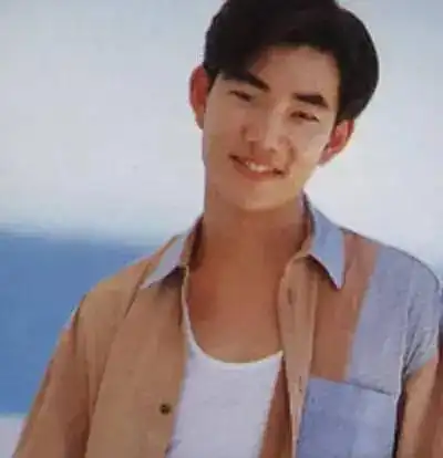 年轻时体育系出身的任贤齐,因爱好音乐被他的吉他老师推荐签约了新格