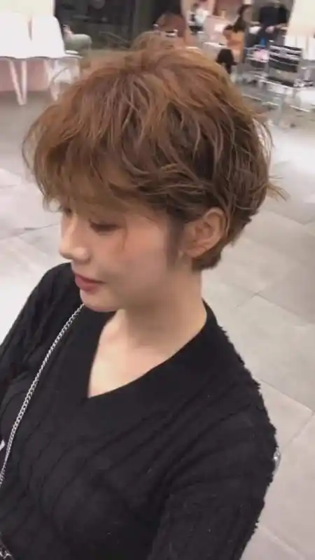 短发女生发色推荐～亚麻栗棕色～发根蓬松 慵懒法式烫 法式卷发韩式