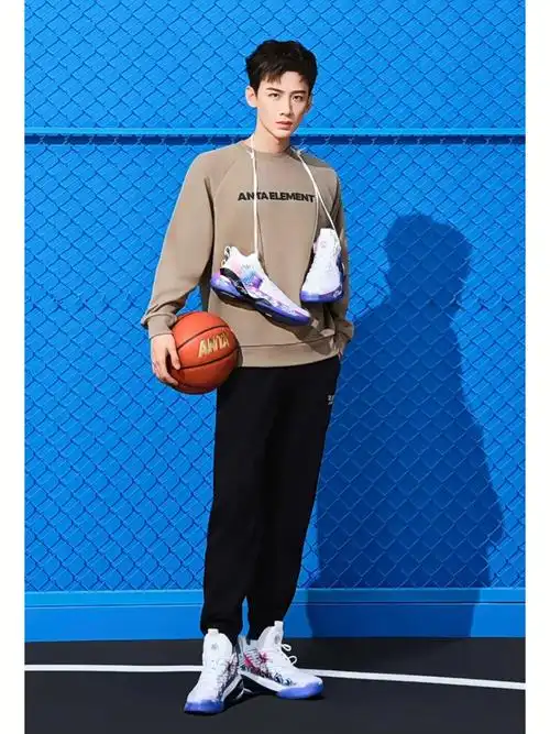 白敬亭和他44码半的球鞋