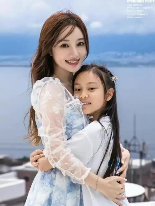 李小璐去酒店和小13岁绯闻男友约会,把女儿养成另一个自己