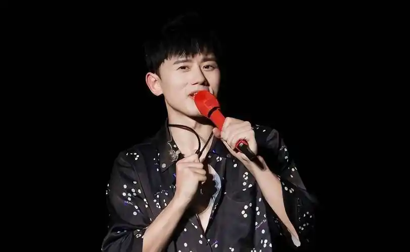 张杰前段时间是五四青年节,首先祝广大青年们节日快乐!