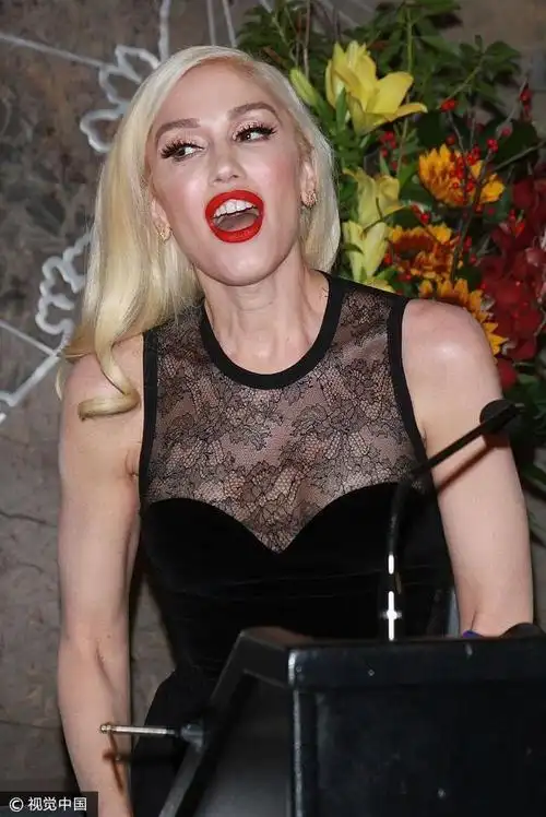 史蒂芬妮出席帝国大厦圣诞点灯活 透视裙配渔网袜秀火辣身材