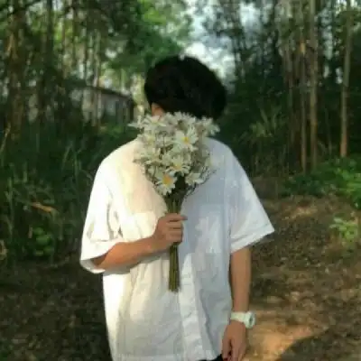 手里拿花的男生头像 单身头像想恋爱了 - 微信头像 - 潮人个性网