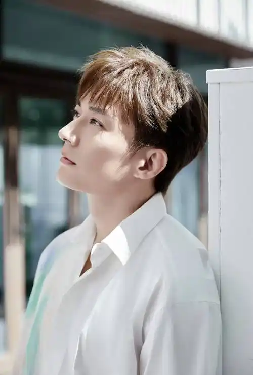 刘学义时尚写真:温润如玉,翩翩公子