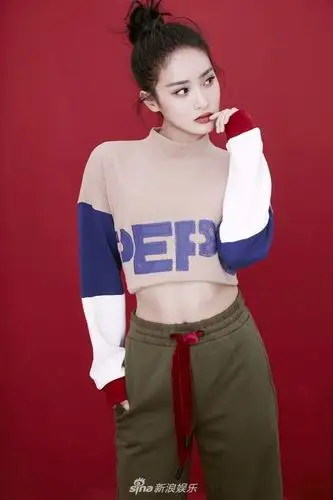 赖雨蒙露腰秀马甲线 俏皮演绎冬日小性感