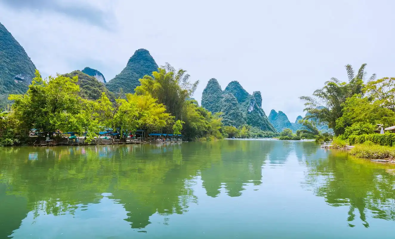 "阳朔是一个山清水秀,风景如画的地方.