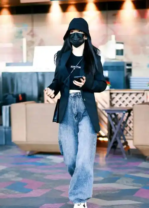 谢娜现身机场,身穿黑色西装搭配牛仔阔腿裤,显瘦又美!