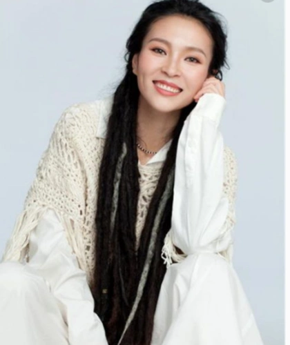 在《好声音》走红,现又参加《蒙面唱将》,变化太大让人认不出