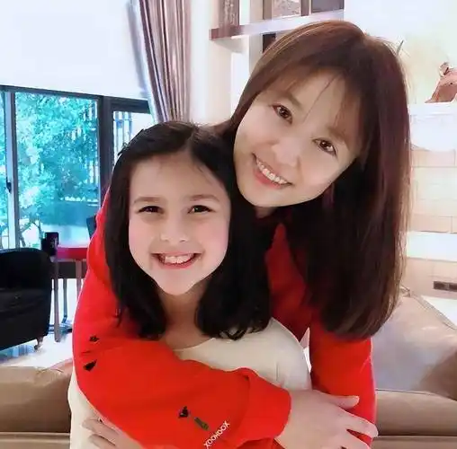 林心如和霍建华的女儿小海豚,酷似哪明星,调皮可爱模样引发热议_五官