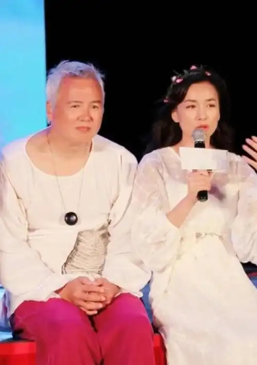 原创张庭夫妇出席活动林瑞阳头发花白勾腰驼背被称性别错乱像奶奶