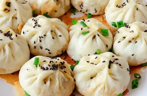 教你做"冰花"生煎包,薄皮大馅,肉香葱香芝麻香,回味无穷