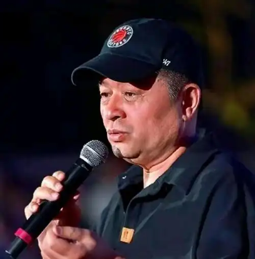 三天前,已经淡出荧幕的前央视主持大咖毕福剑竟在香港的一个商演活动