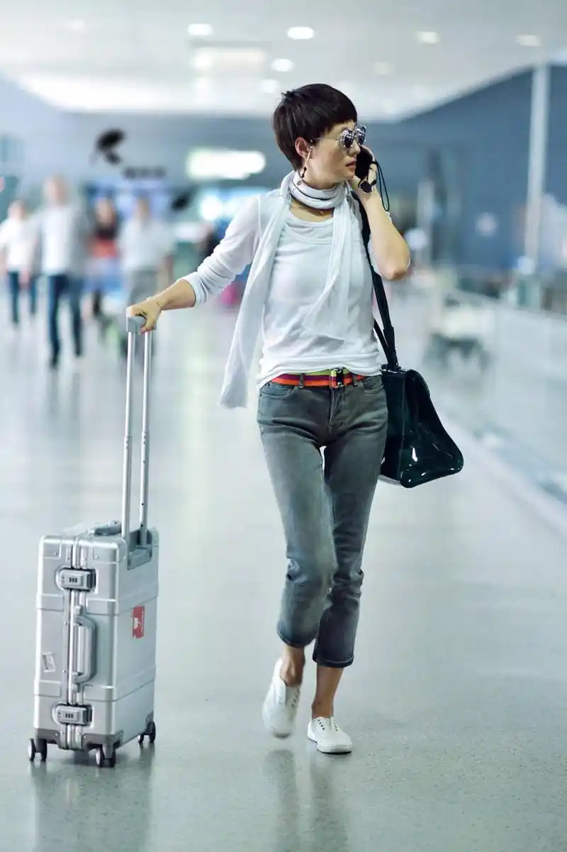 马伊琍这一身打扮很优雅,成熟,知性.