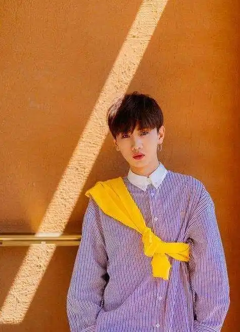 原创汪苏泷晒伤痕妆却被手里的手机壳抢镜了网友这谁能忍得住