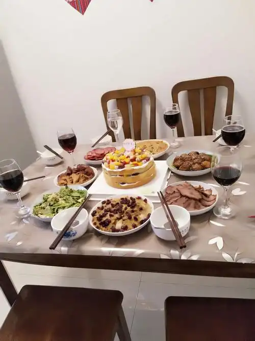 做一桌饭菜(都是女儿做的家常菜)把酒言欢