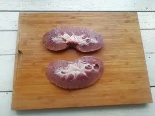 辣炒猪腰子,猪腰子剥去薄膜,.将腰子顺长对半切开