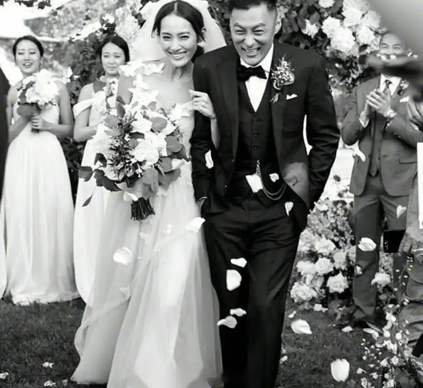 余文樂发绿洲宣布妻子怀孕的喜讯,余文乐和妻子王棠云于2017年结婚,18