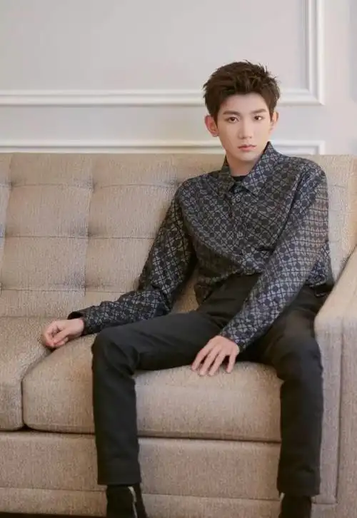 王源也太瘦了吧当他穿白衬衫配牛仔裤时腿好像一对竹竿