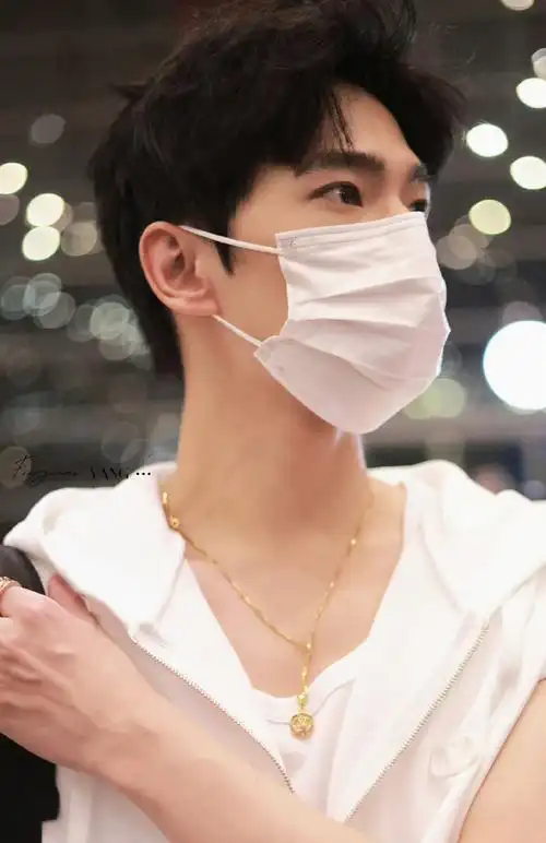 杨洋出发机场照##杨洋白色无袖马甲