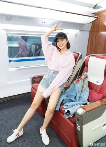 看了自己肿照,郁闷的一天没吃下东西,绝食一天后拍了两张照片,我瘦了!