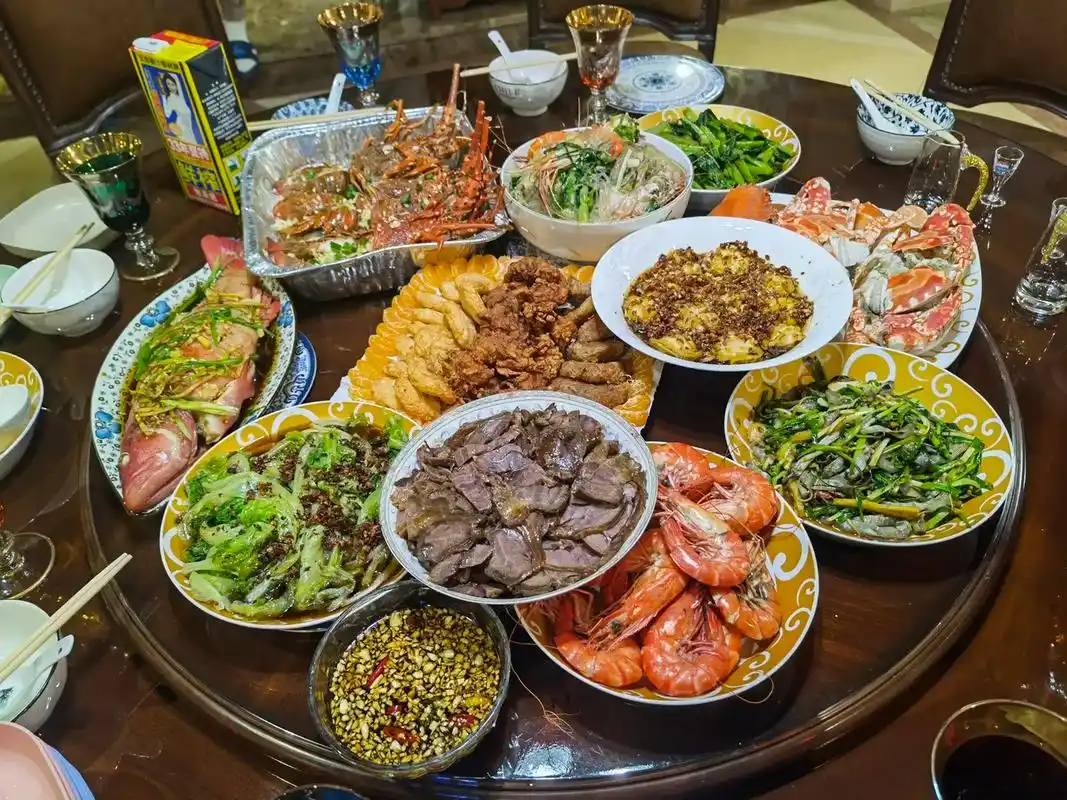 复工后网友晒聚会餐,有的丰盛,有的豪华又气派,最后一桌菜真硬