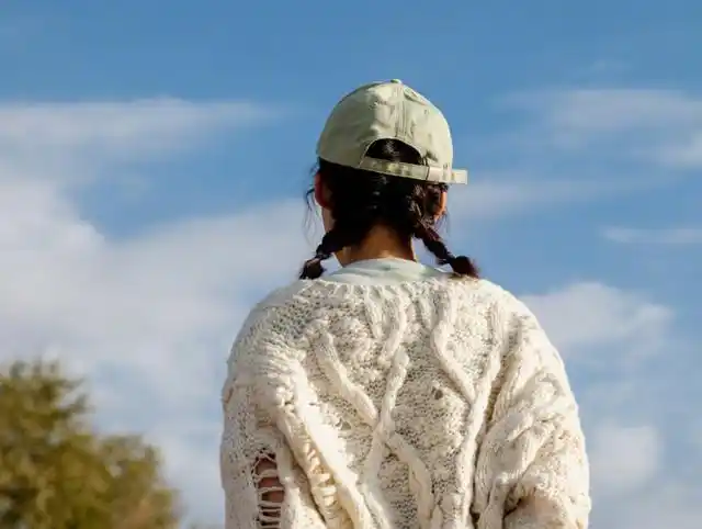 李沁晒游客照双马尾惊艳又减龄随便一拍都是大片的感觉