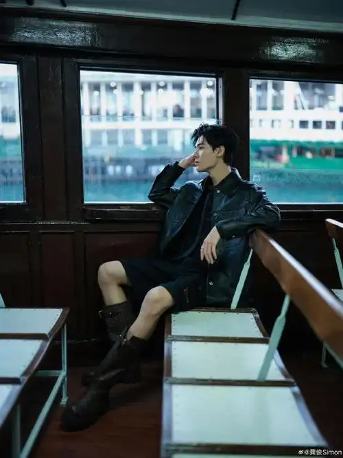 龚俊短裤配长靴#果然龚俊每次活动都可以带给人惊喜,黑色皮质夹克