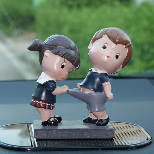 创意卡通汽车摆件车载可爱情侣校园公仔车内摆饰装饰饰品两小无猜