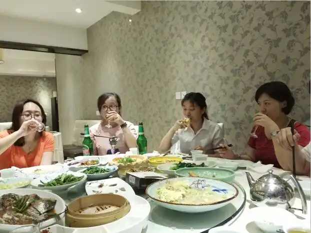 到了酒店,满桌丰盛的晚宴,如果不是紧绷着嘴巴,真的垂涎三尺了!