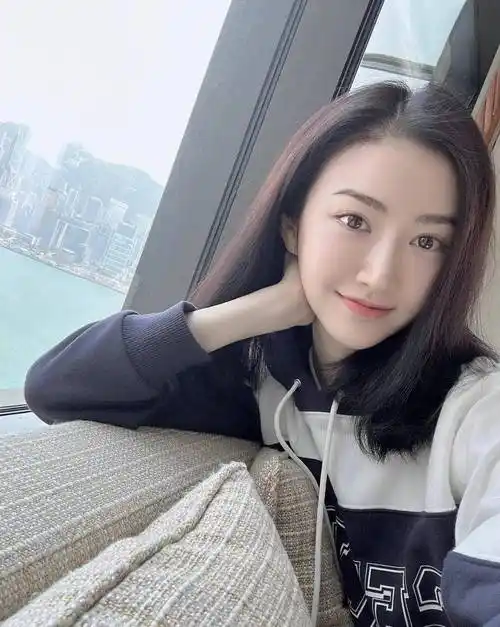 古力娜扎穿着不得体 引发网友争议 女性难道没有穿衣自由吗?