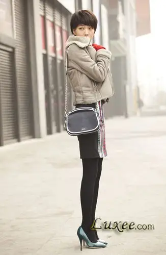 最新明星街拍:王珞丹身着bally 2012早春系列现身北京街头