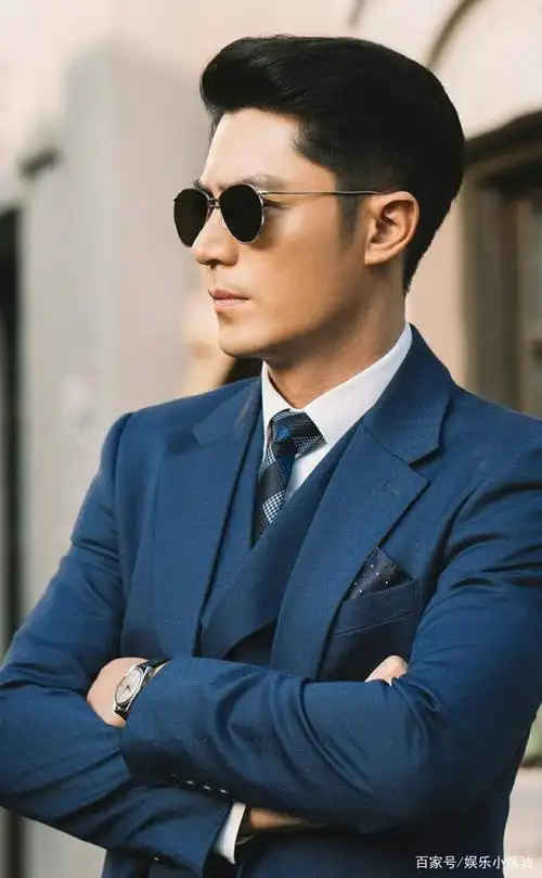 霍建华《筑梦情缘》西装造型欣赏,又man又帅气,难怪傅函君喜欢