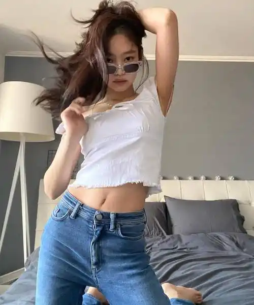 原创jennie自拍太养眼白色一字肩搭配牛仔裤简约穿搭尽显时髦感