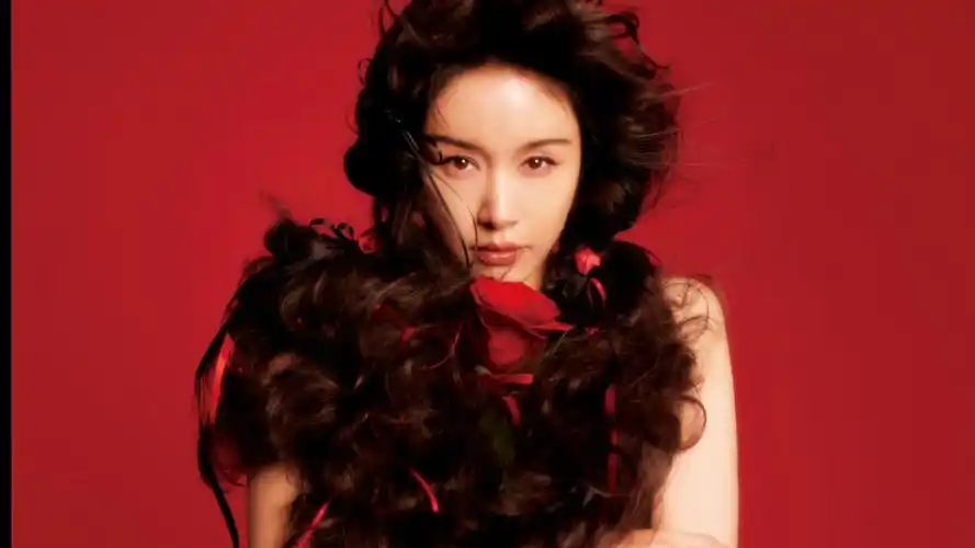 王子文封面大片晒出,爆炸头可爱又洋气,期待爱情话题剧蝉女的播出