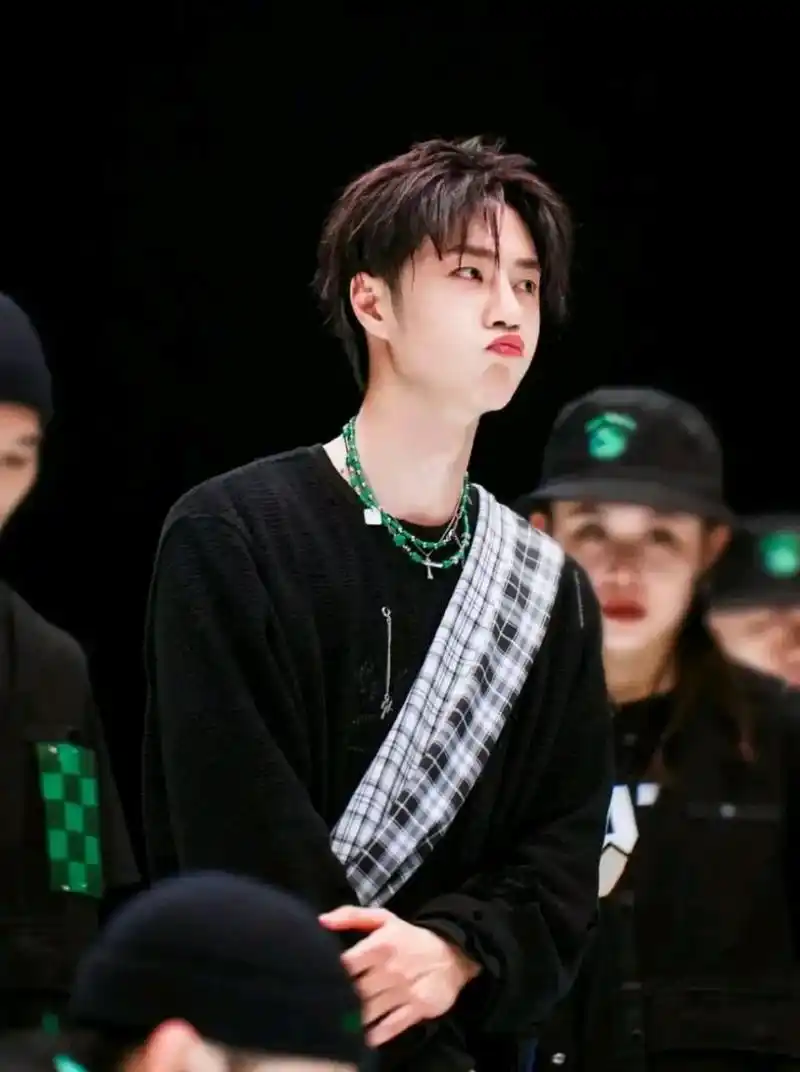 王一博,出生于河南洛阳,本名王奕枫,听上去很文艺  他家庭条件很好